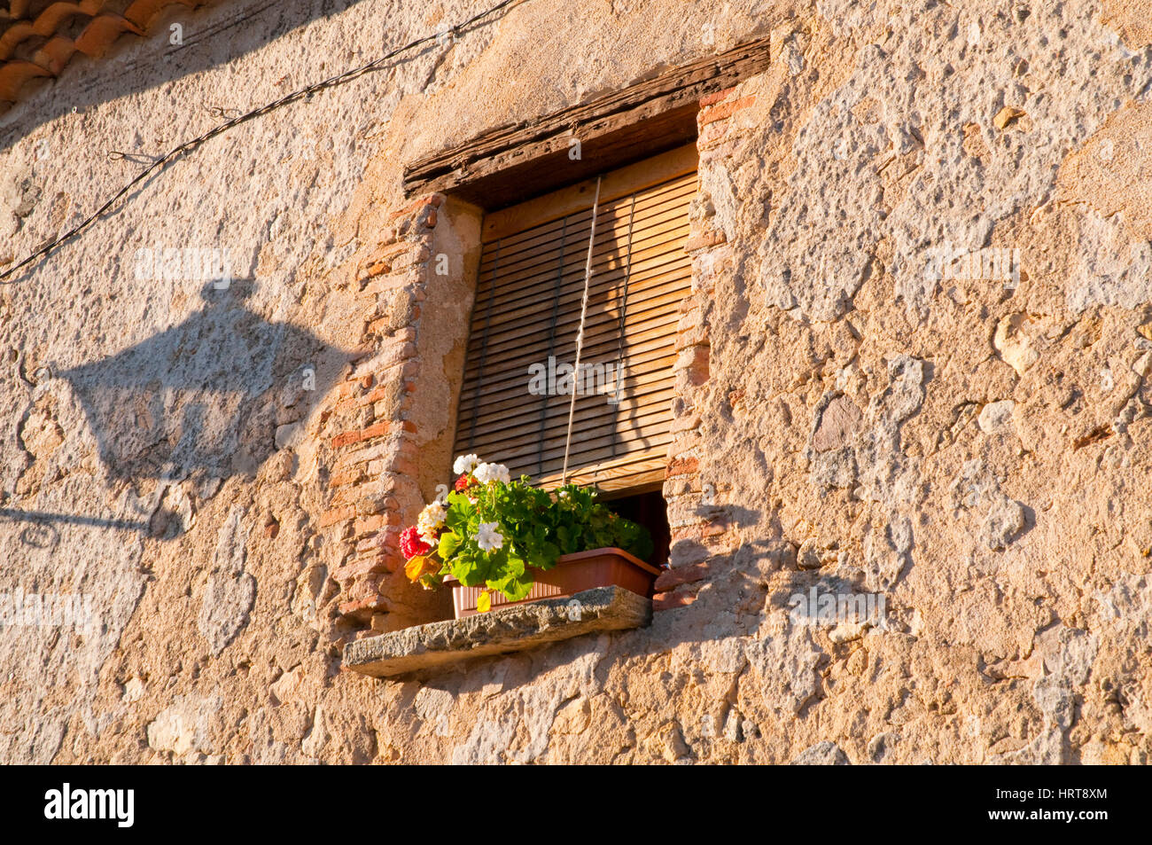 Fenster und Schatten der Straßenlaterne. Pedraza, Provinz Segovia, Castilla-León, Spanien. Stockfoto