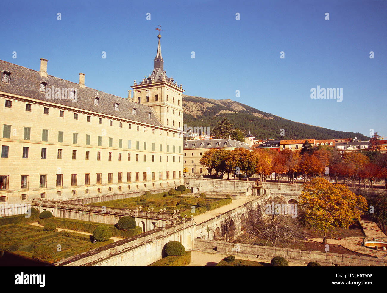 Königliche Kloster und Blick auf das Dorf. San Lorenzo del Escorial, Madrid-Segovia, Spanien. Stockfoto