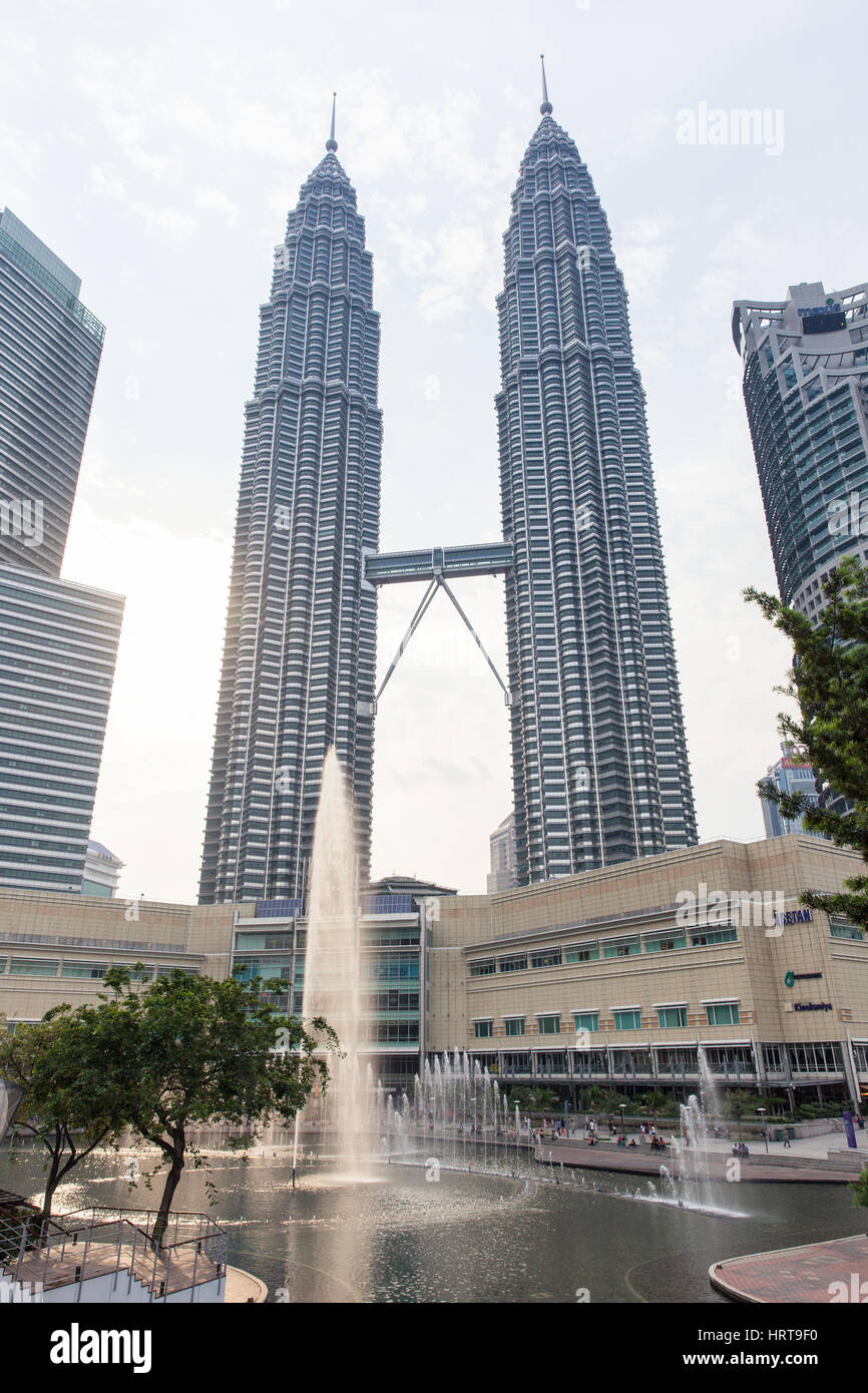 Kuala Lumpur, Malaysia - 23. Juli 2014: der Brunnen in der Nähe von Suria KLCC Mall und Petronas Twin Towers auf dem Hintergrund am 23. Juli 2014, Kuala Lumpur, Mal Stockfoto