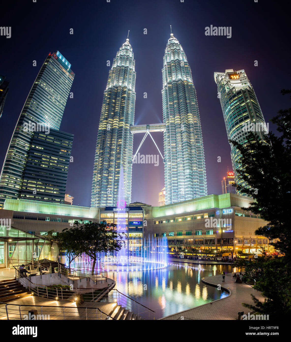 Kuala Lumpur, Malaysia - 24. Juli 2014: Brunnen-Show in der Nacht vor den Petronas Twin Towers und Suria KLCC Mall. Stockfoto