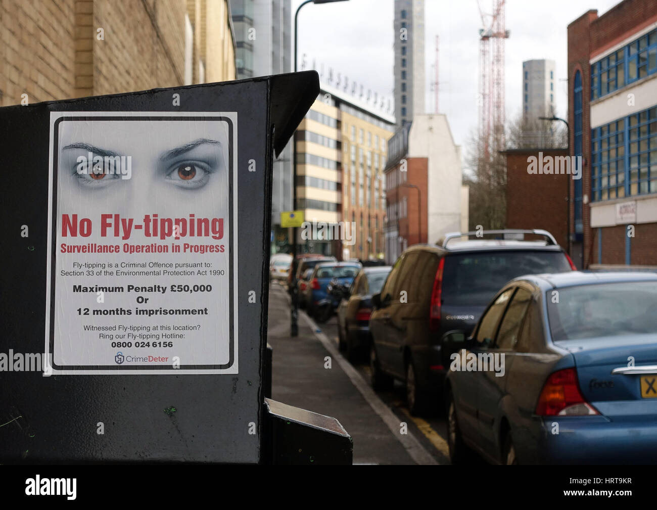 Melden Sie mit Strafen für Fly-Kipp-Straße in Islington, London Stockfoto