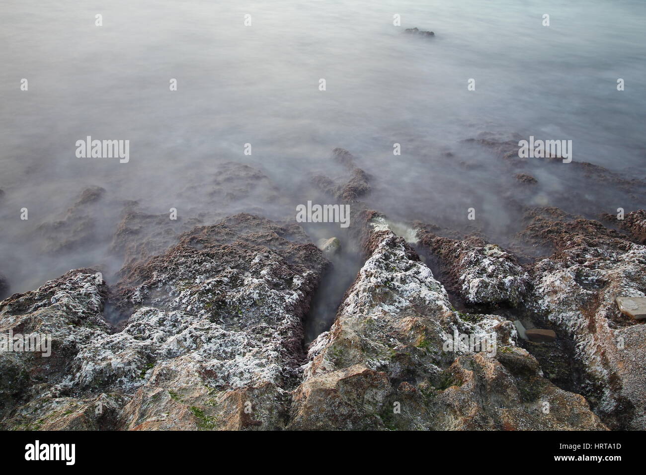 Küste des Meeres in einer Langzeitbelichtung geschossen Stockfoto