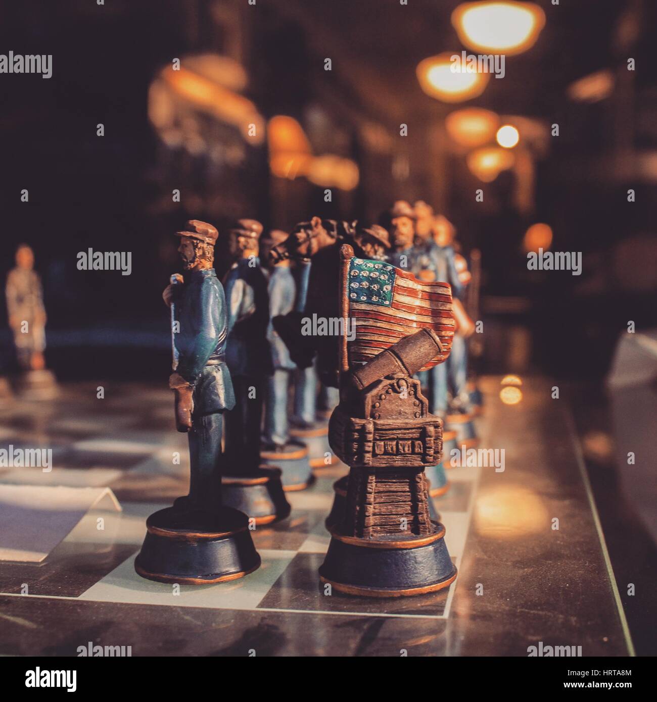 Koloniale Schachfiguren Stockfoto