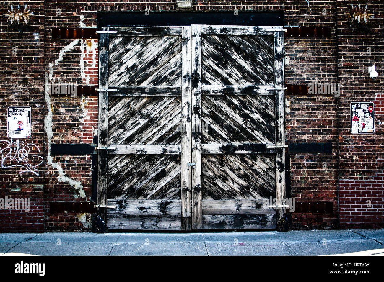Holztüren - Williamsburg, Brooklyn Stockfoto