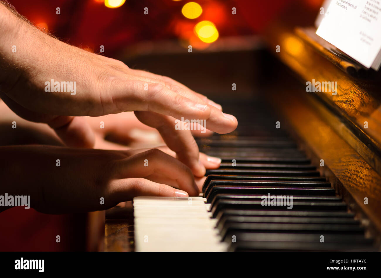 Lernen, Klavier spielen, die Hände detail Stockfoto