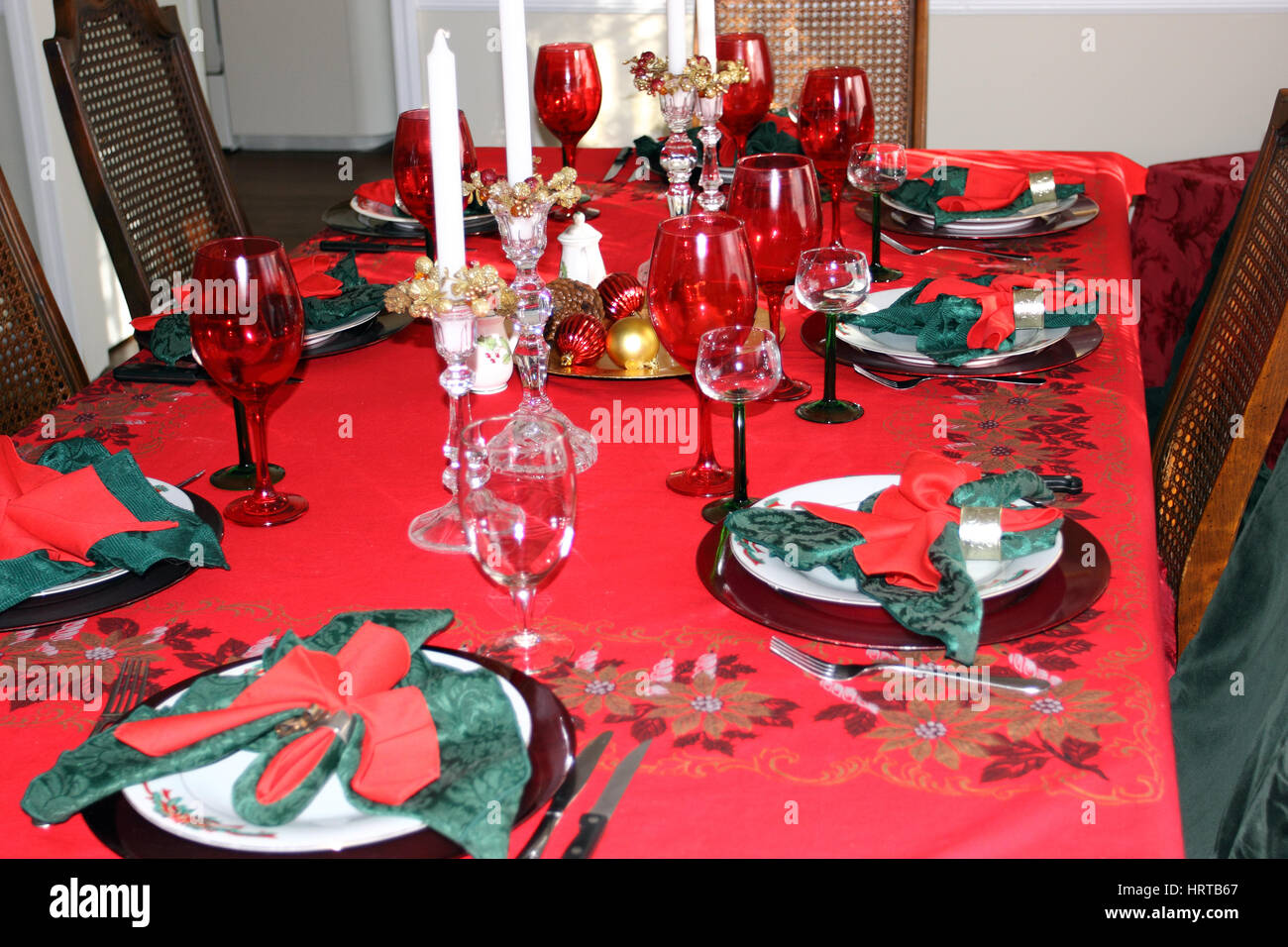 Esstisch für die Weihnachtszeit dekoriert Stockfoto