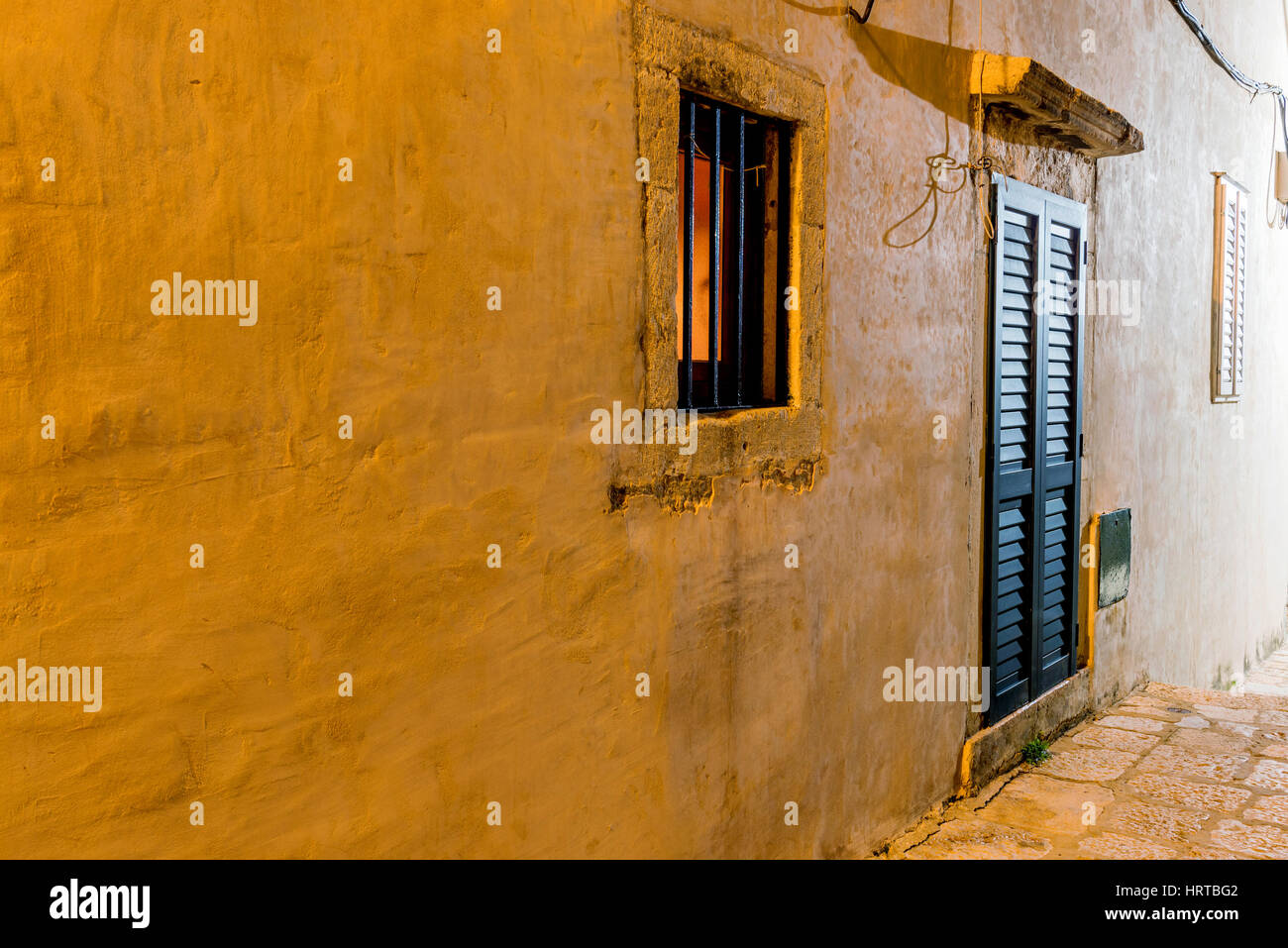 Generische mediterranen Haus in der Nacht Stockfoto