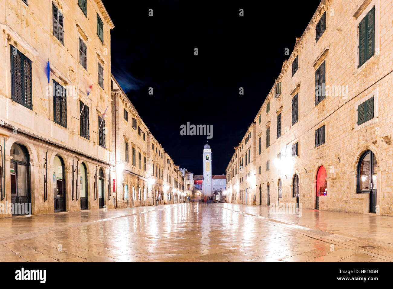 DUBROVNIK, Kroatien - 22 SEPTEMBER: Dies ist die wichtigste Einkaufsstraße der Altstadt Dubrovniks in der Nacht 22. September 2016 in Dubrovnik Stockfoto