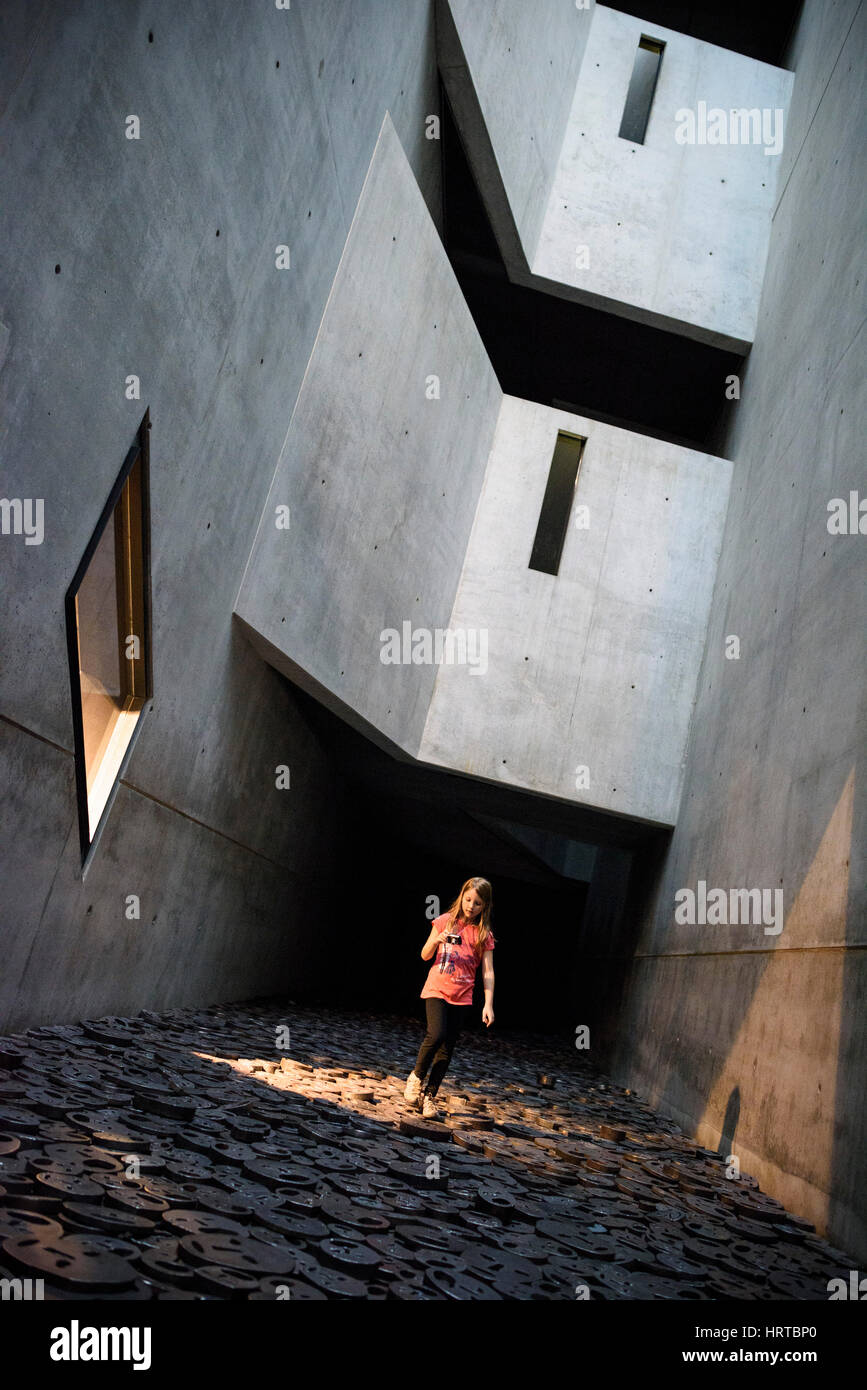 Berlin. Deutschland. Jüdisches Museum. Shalekhet (Fallen Leaves) Kunst-Installation in der Speicher-Leere des israelischen Künstlers Menashe Kadishman besteht aus mehr als 10 Stockfoto