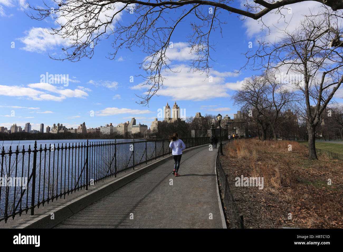 Reservoir der Central Park und Central Park West Mehrfamilienhäuser Manhattan New York City Stockfoto