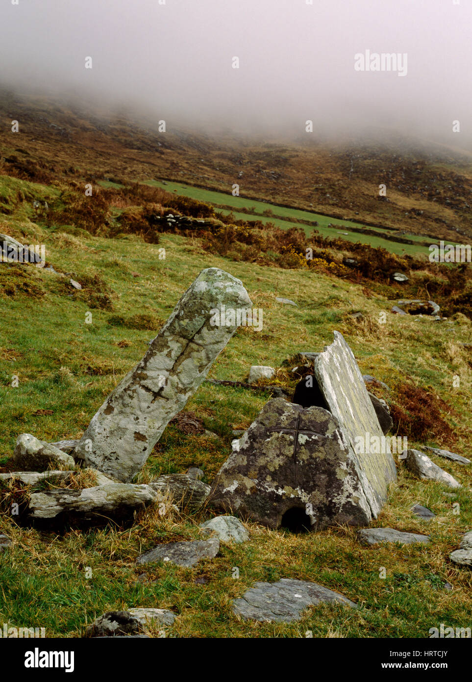 Killabuonia, Iveragh-Halbinsel, Co. Kerry: Kreuz versehenen Säule & 'der Priester das Grab' Zelt geformten Stein Schrein Votivgaben platziert wurden. Stockfoto