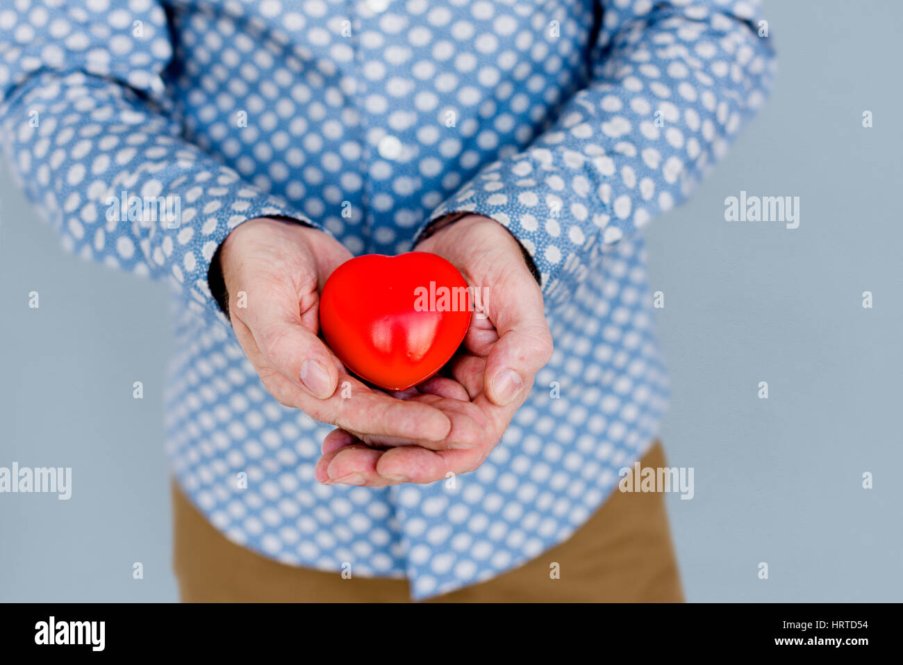 Man Holding Herz Liebesbeziehung Stockfoto