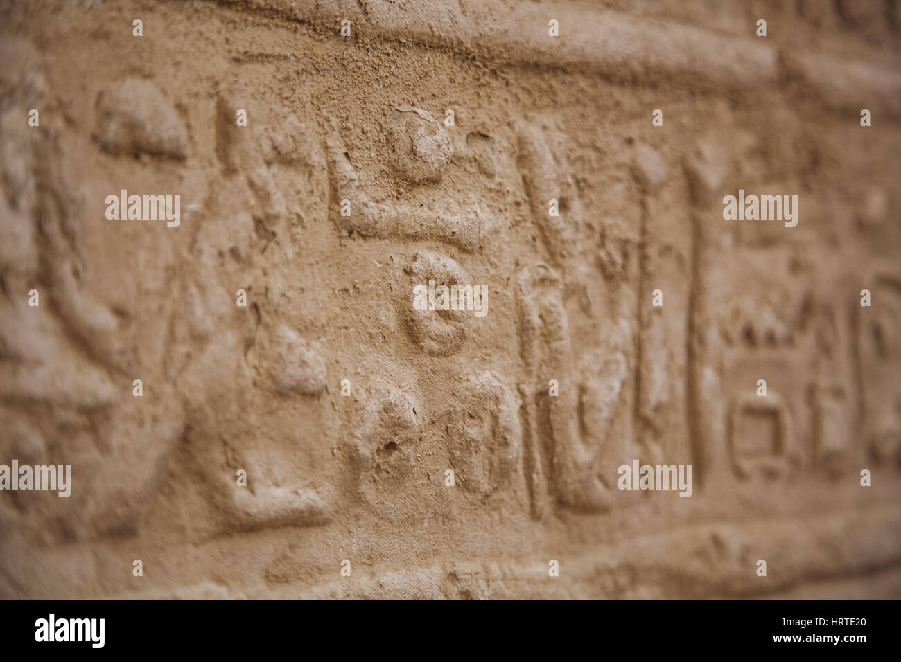 Nahaufnahme von Hieroglyphen geschnitten in Mauern des antiken Karnak-Tempel in Luxor, Ägypten. Foto geschossen im Jahr 2017. Horizontale Farbfotografie. Stockfoto