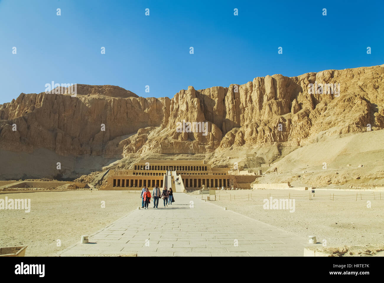 LUXOR, Ägypten - 15. Januar 2017: Antike das Tal der Königinnen Tempel und Touristen Stockfoto