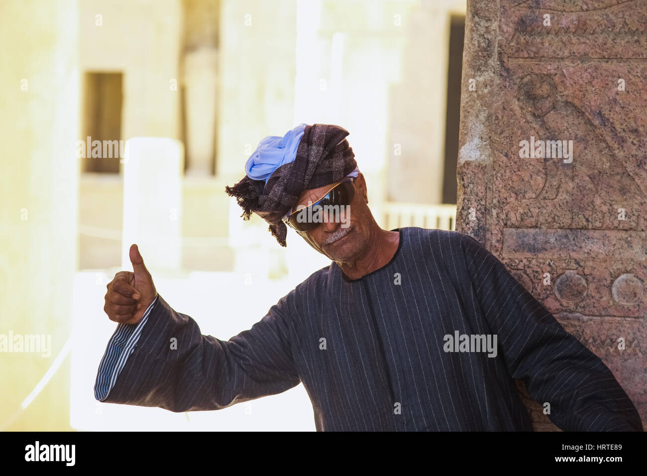 LUXOR, Ägypten - 15. Januar 2017: ägyptische Mann mit Daumen und Lächeln für Touristen in das Tal der Königinnen-Tempel zu Foto posieren Stockfoto