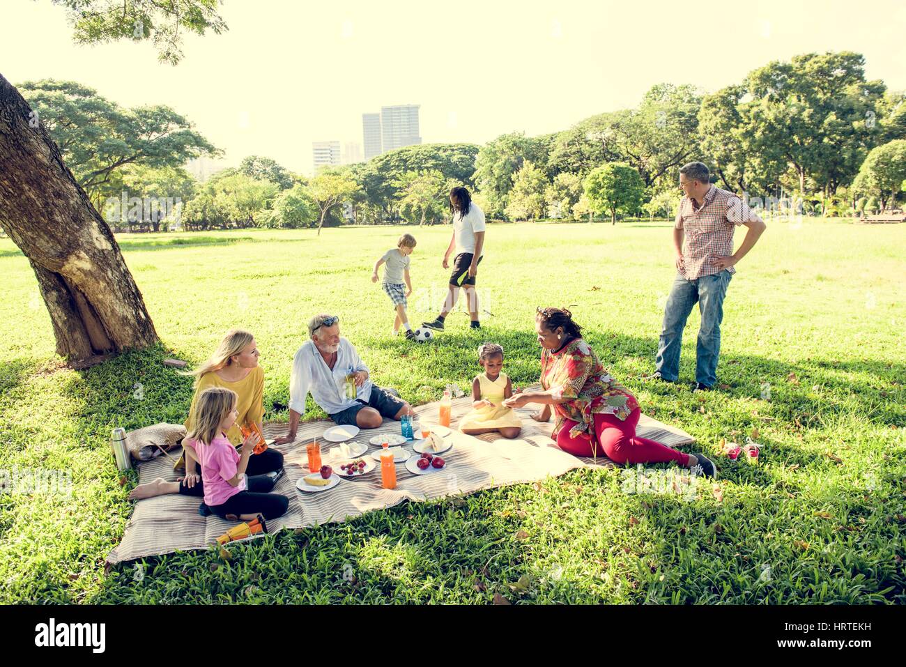 Familien-Picknick im freien Zweisamkeit Entspannungs-Konzept Stockfoto
