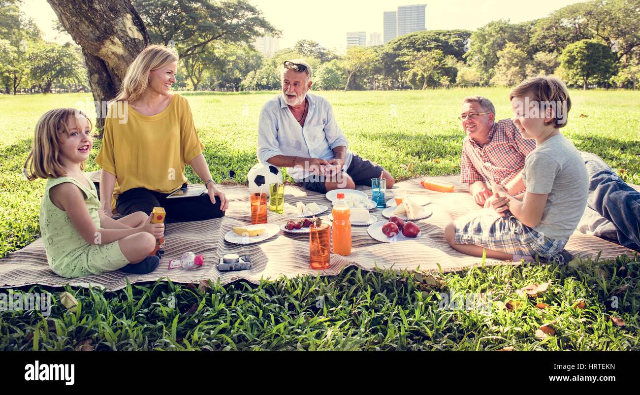 Familien-Picknick im freien Zweisamkeit Entspannungs-Konzept Stockfoto