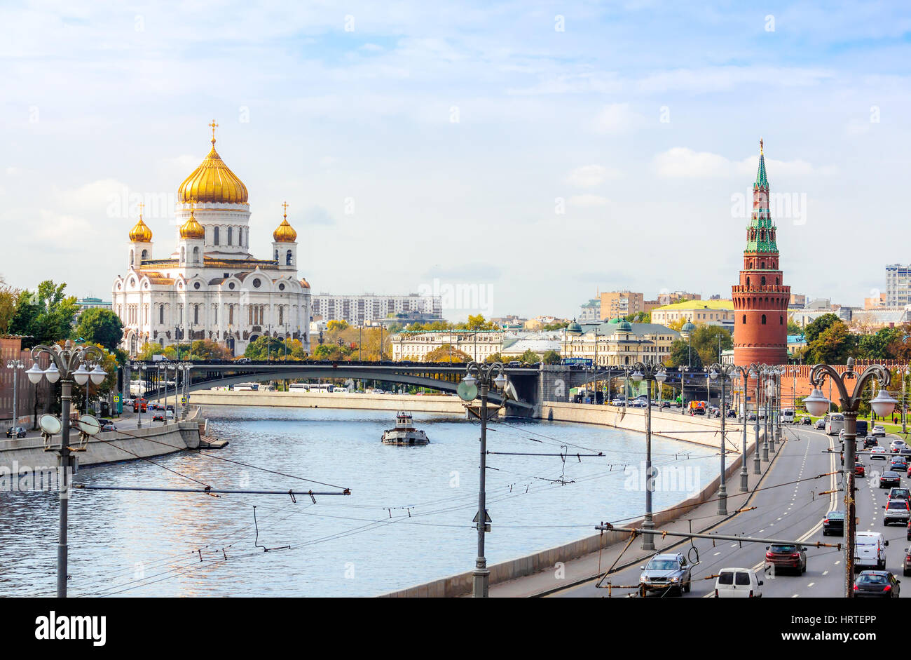 Kathedrale von Christus dem Erlöser in Moskau mit dem Verkehr auf Prechistenskaya Damm Stockfoto