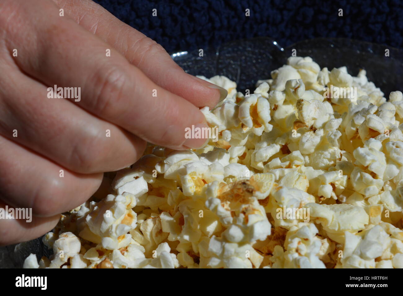 Person Essen Popcorn, Nahaufnahme Stockfoto