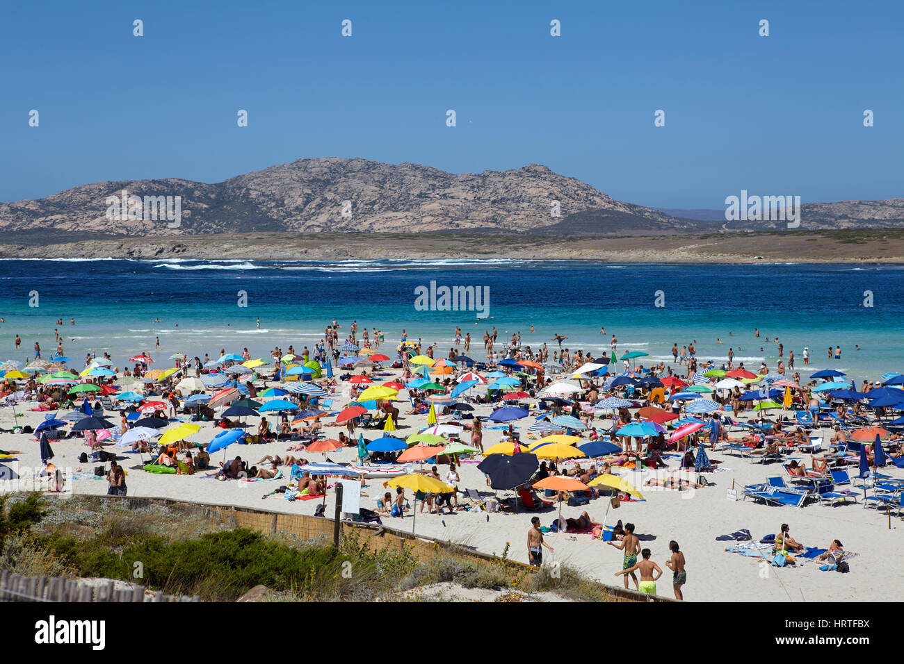 Der Strand La Pelosa mit Touristen, Stintino, Sardinien, Italien Stockfoto