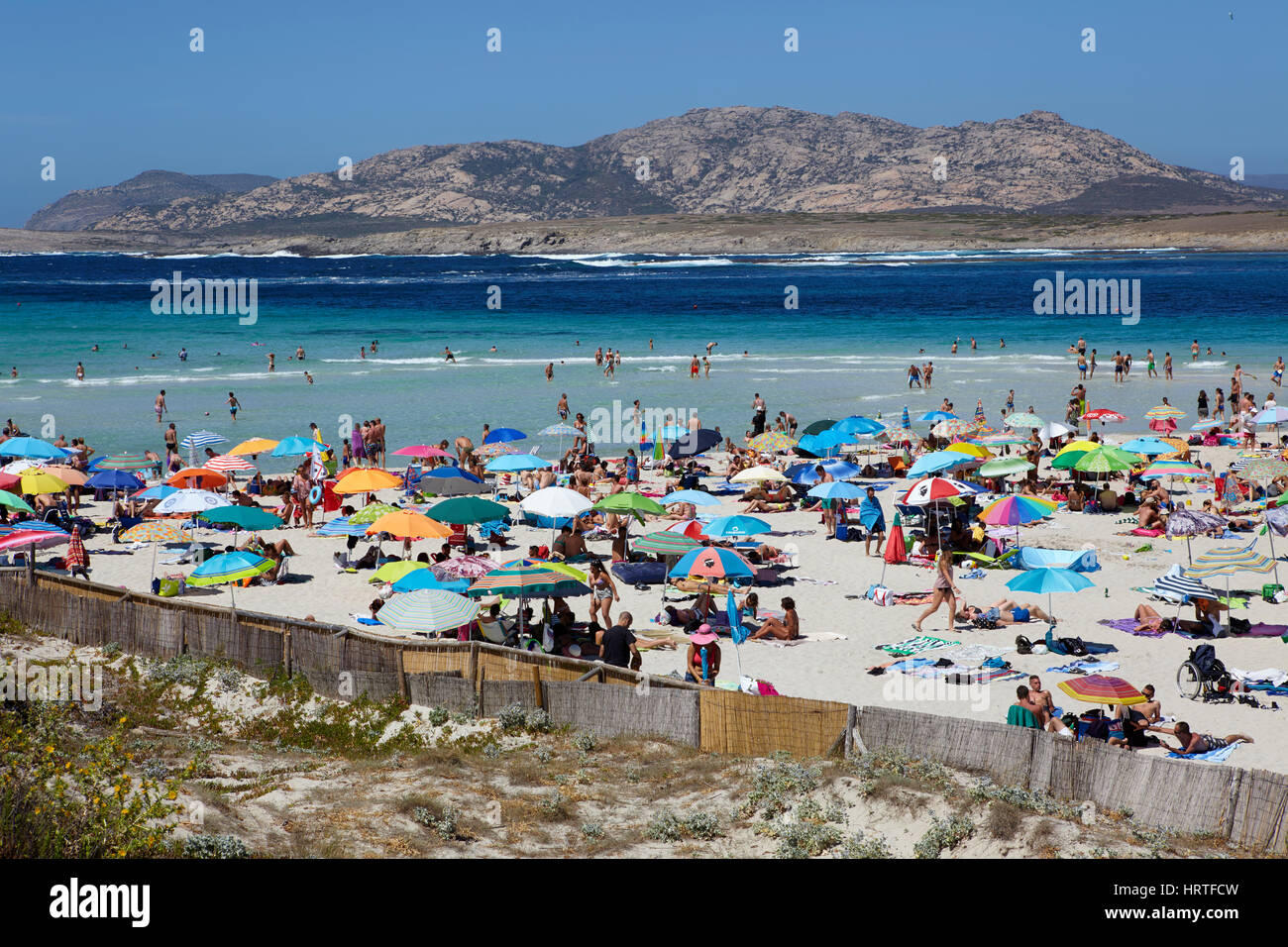 Der Strand La Pelosa mit Touristen, Stintino, Sardinien, Italien Stockfoto