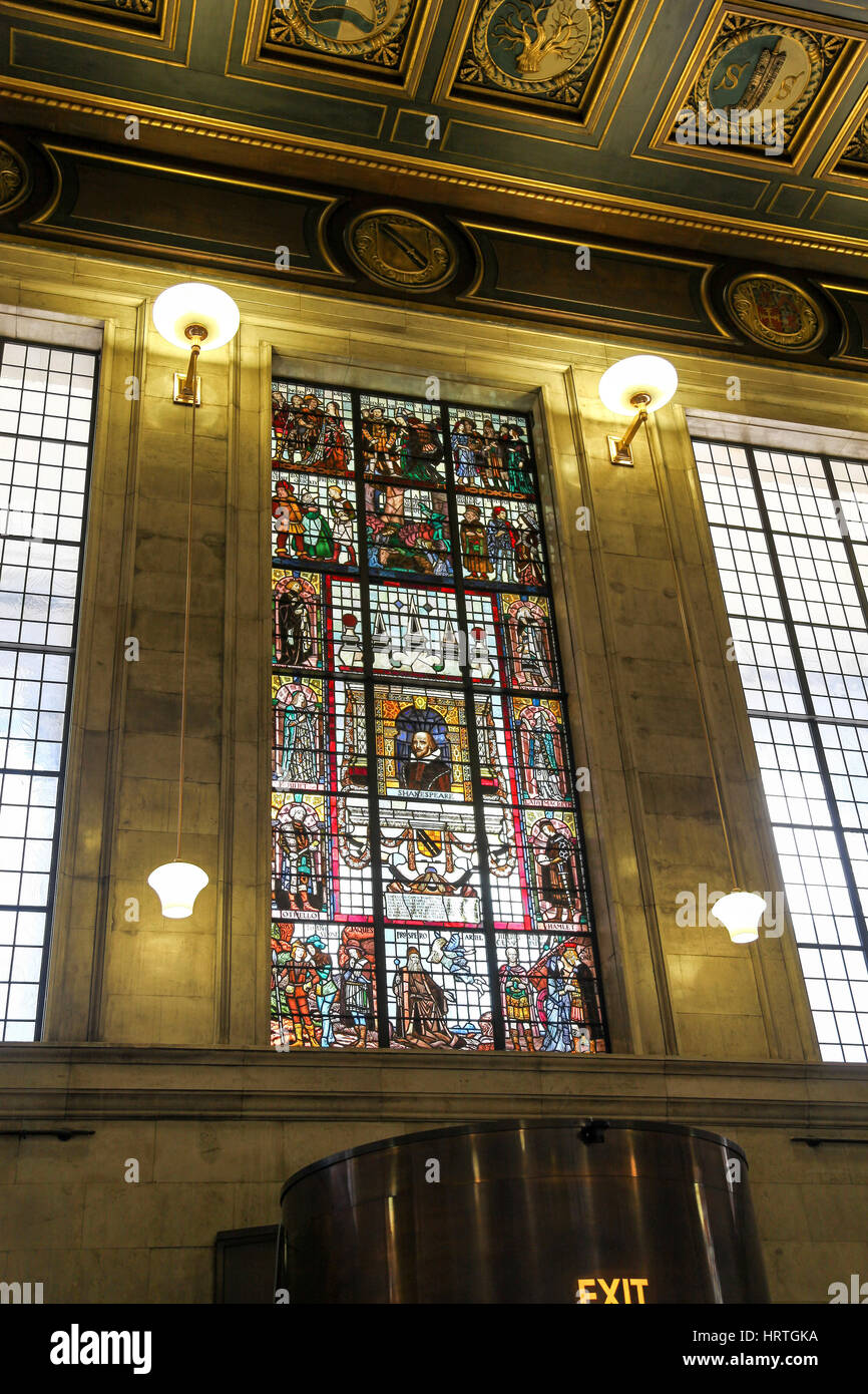 Eine reich verzierte Glasfenster im Manchester Central Library Sitz der Stadtbibliothek und Informationsdienst in Manchester, England, UK Stockfoto