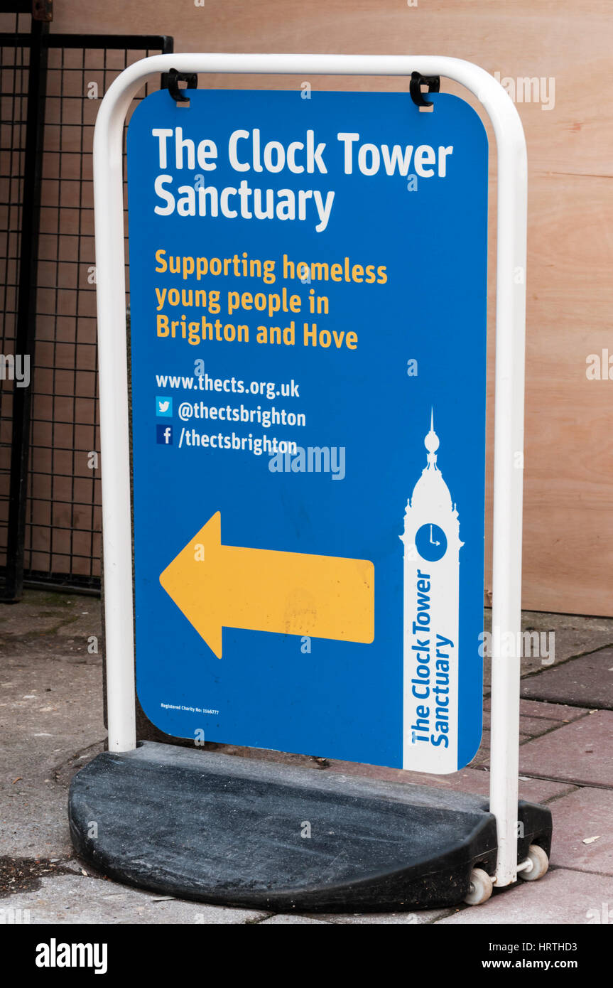 Ein Zeichen für The Clock Tower Sanctuary Obdachlose Jugendliche in Brighton und Hove zu unterstützen. Stockfoto