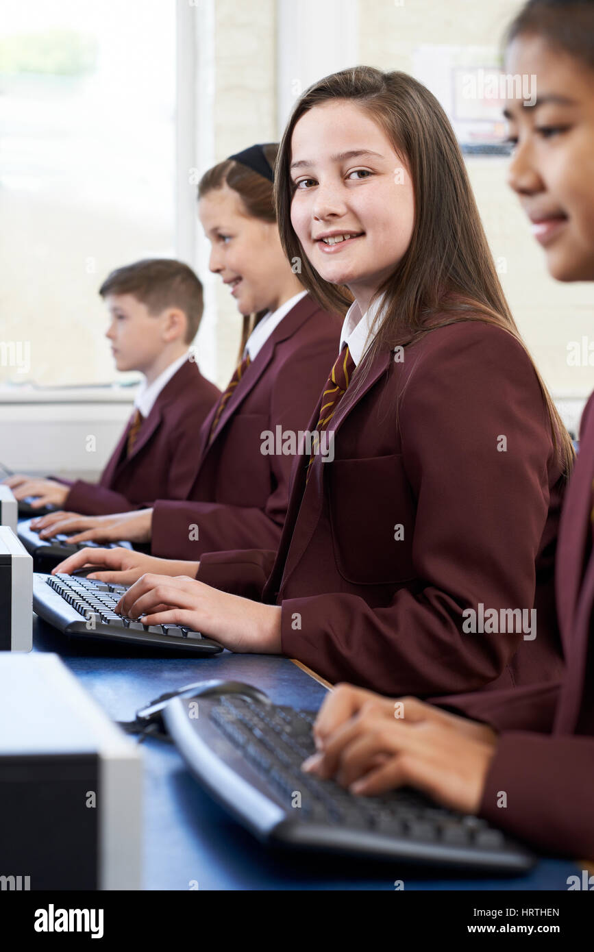 Schülerinnen und Schüler tragen Schuluniform In Computer-Klasse Stockfoto