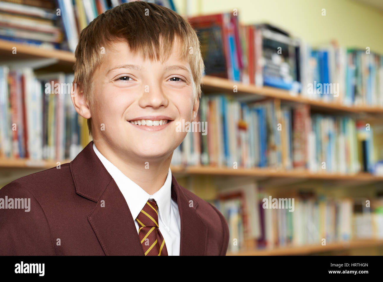 Porträt von männlichen Grundschule Schüler In Uniform Stockfoto