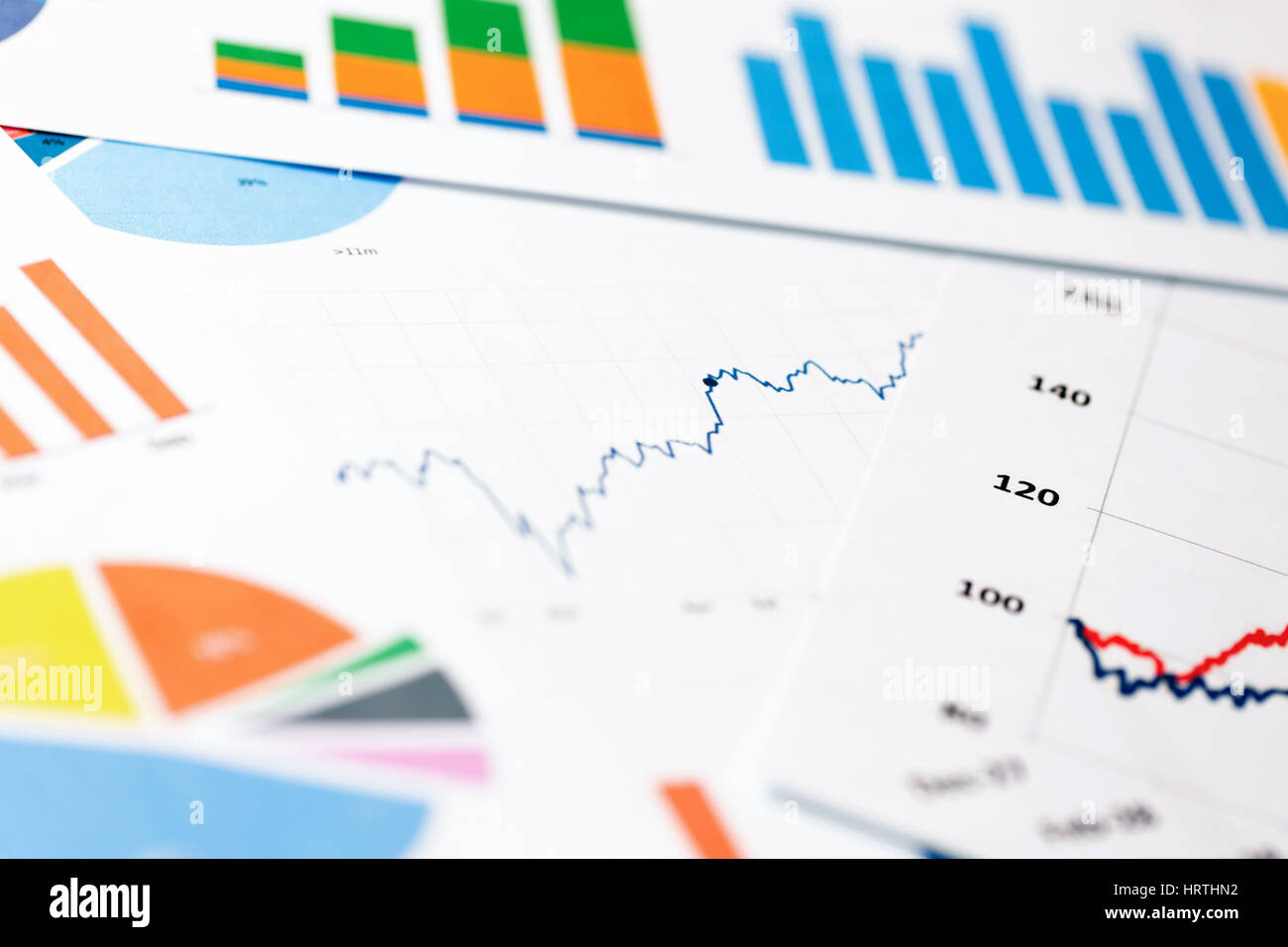 Papierbögen mit Business-Grafiken und Diagramme Stockfoto