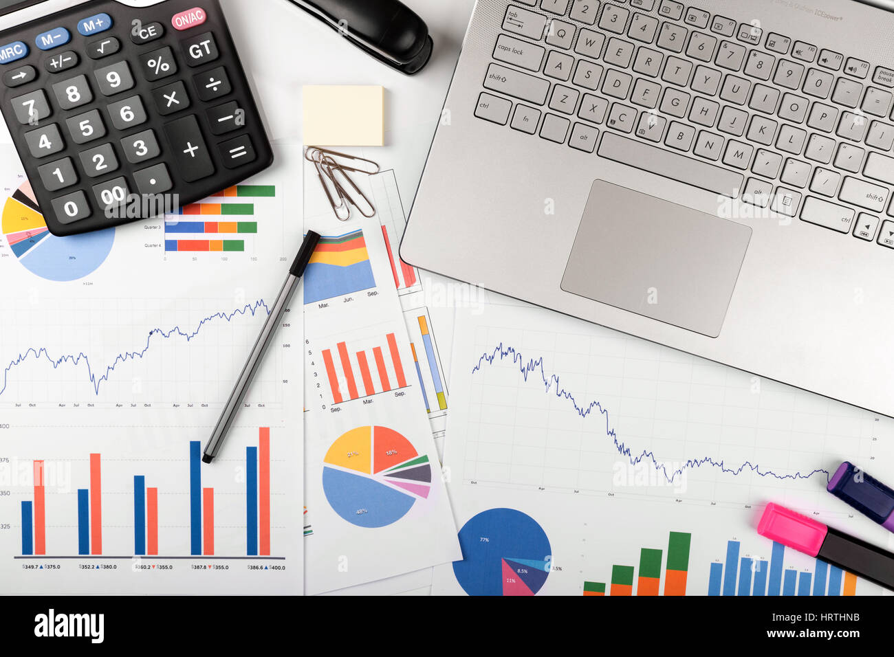 Datenanalyse - Arbeitsplatz mit Business-Grafiken und Diagramme Stockfoto