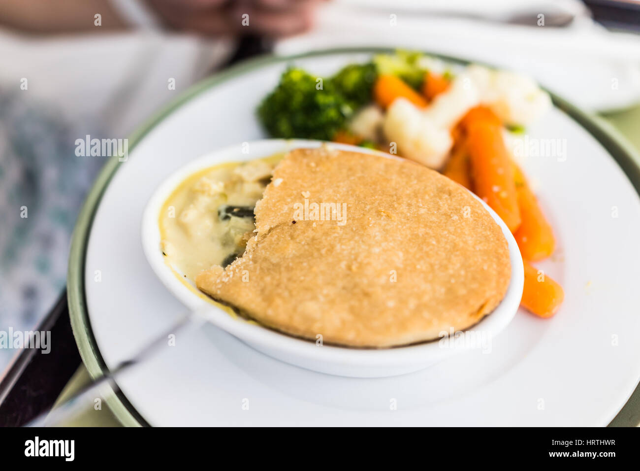 Hühnerpastete mit gedünsteten Karotten, Blumenkohl und broccoli Stockfoto