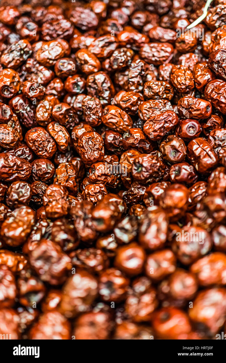 Makro Nahaufnahme von vielen getrockneten Brustbeeren auf dem display Stockfoto