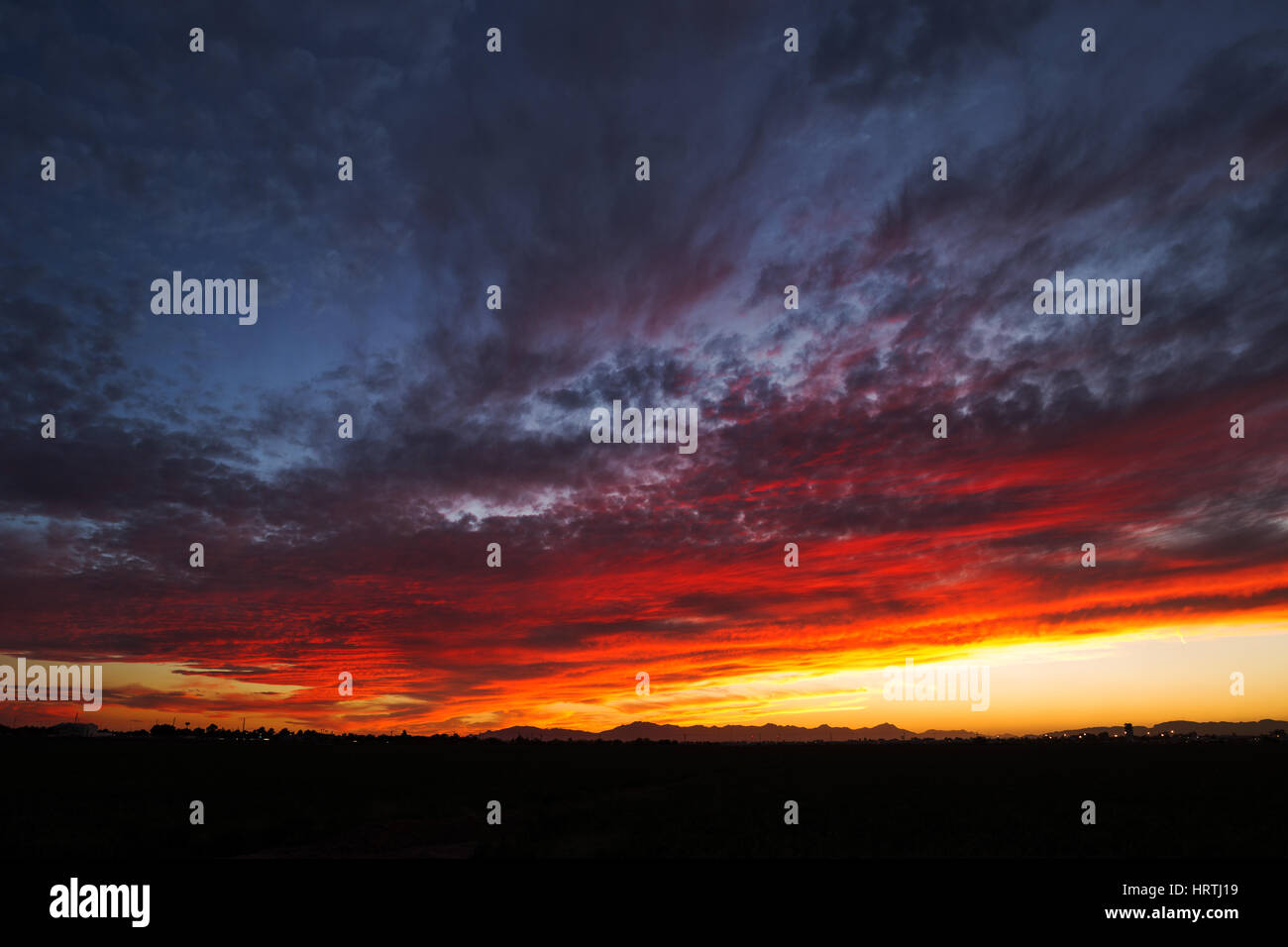 Dramatischer Sonnenuntergang Himmel und Wolken in Arizona Stockfoto