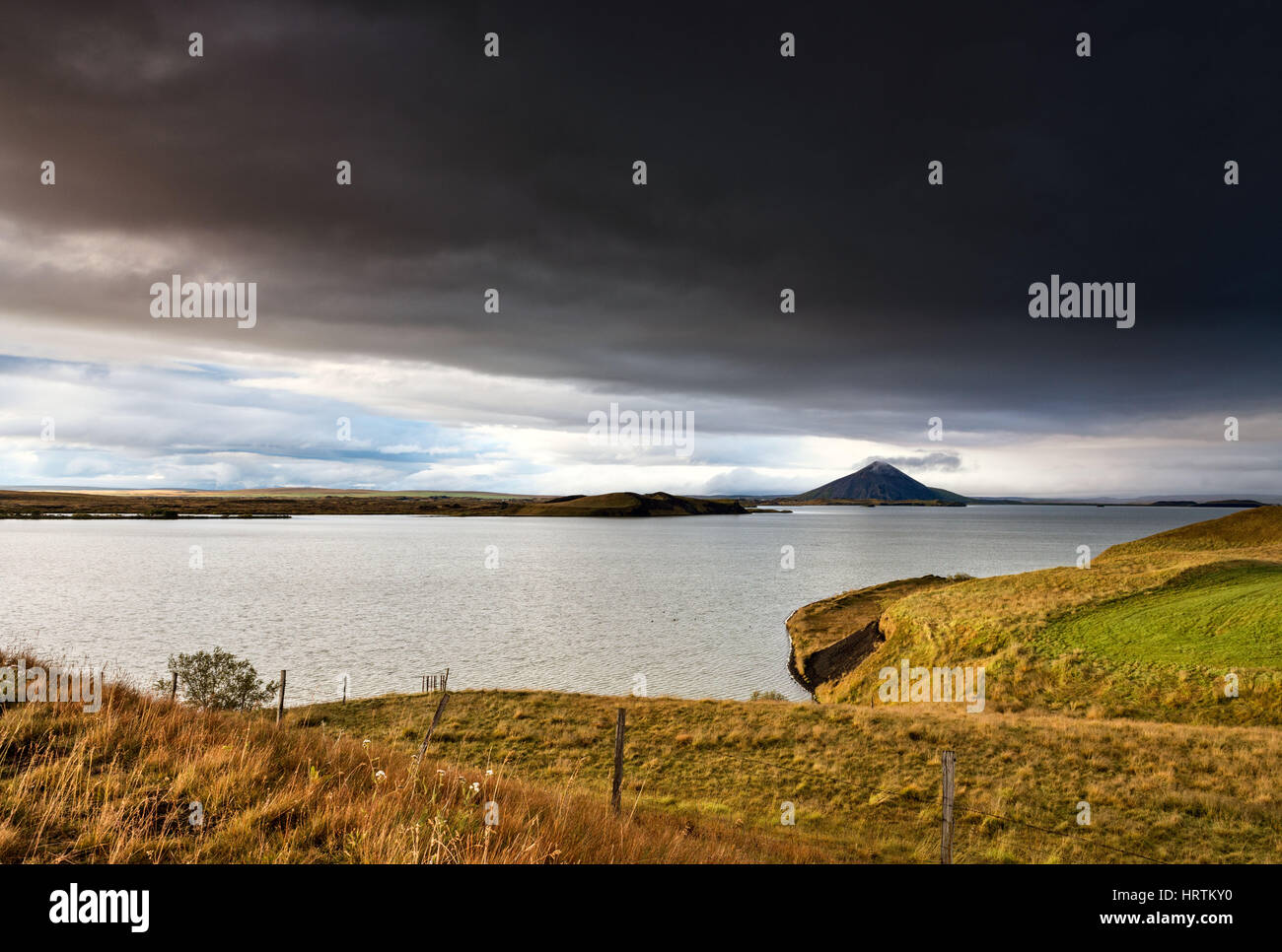 Myvatn, Island - The Vindbelgjarfjall Vulkan lässt sich austoben am Horizont in der Nähe von See Myvatn in der Abenddämmerung Stockfoto