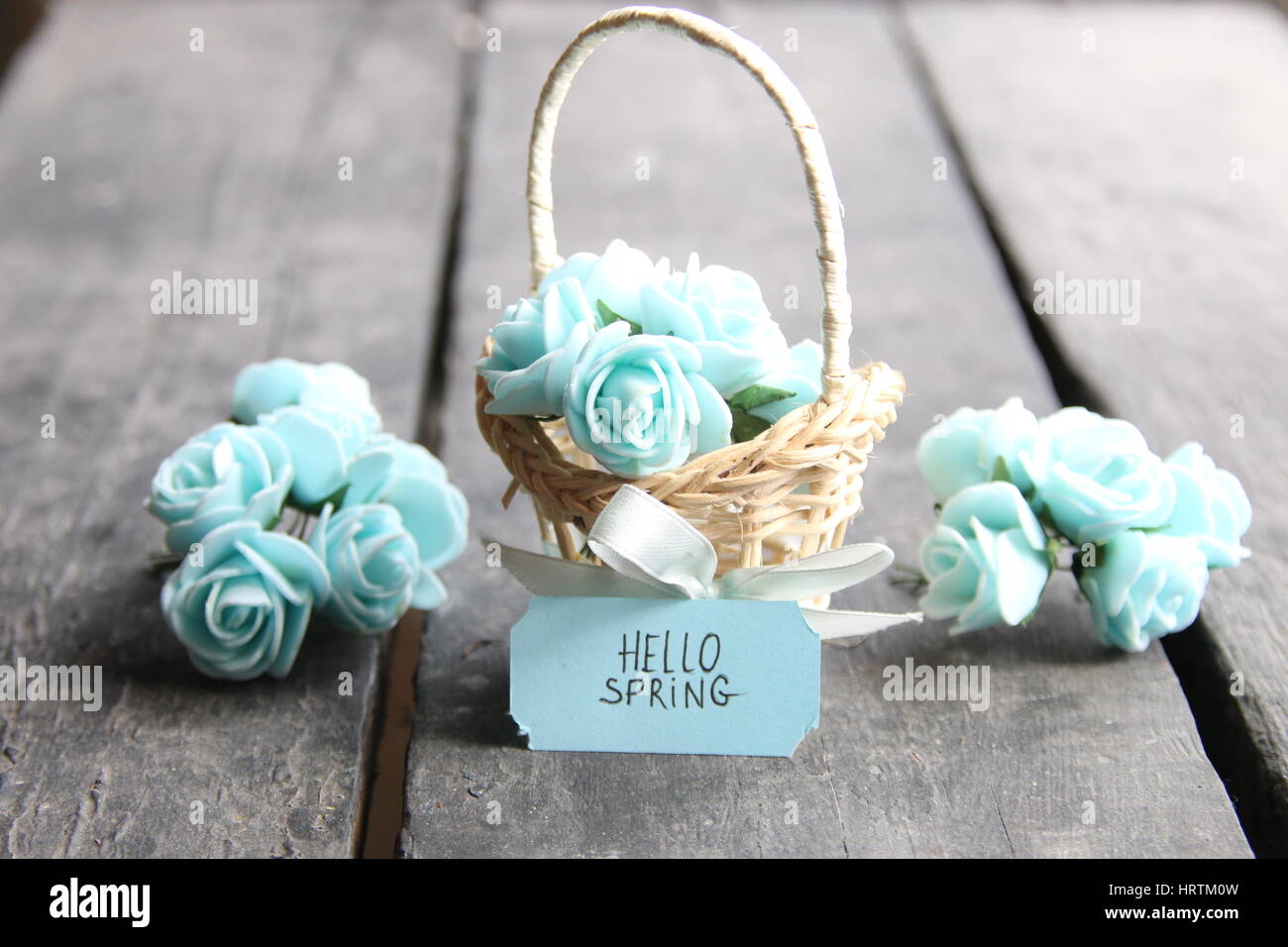 Strauß Frühlingsblumen in Korb, Hallo Frühling Stockfoto