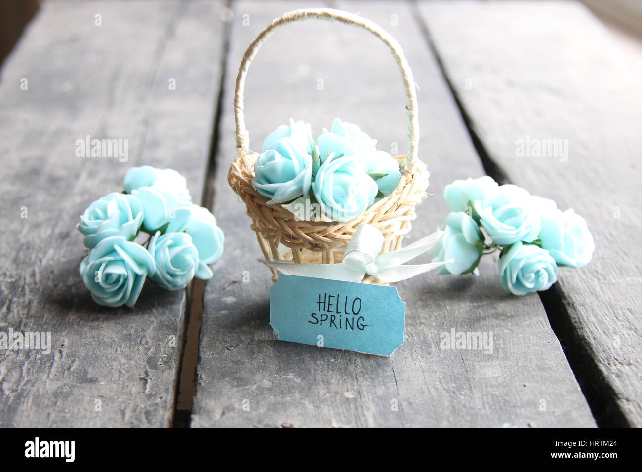 Strauß Frühlingsblumen in Korb, Hallo Frühling Stockfoto