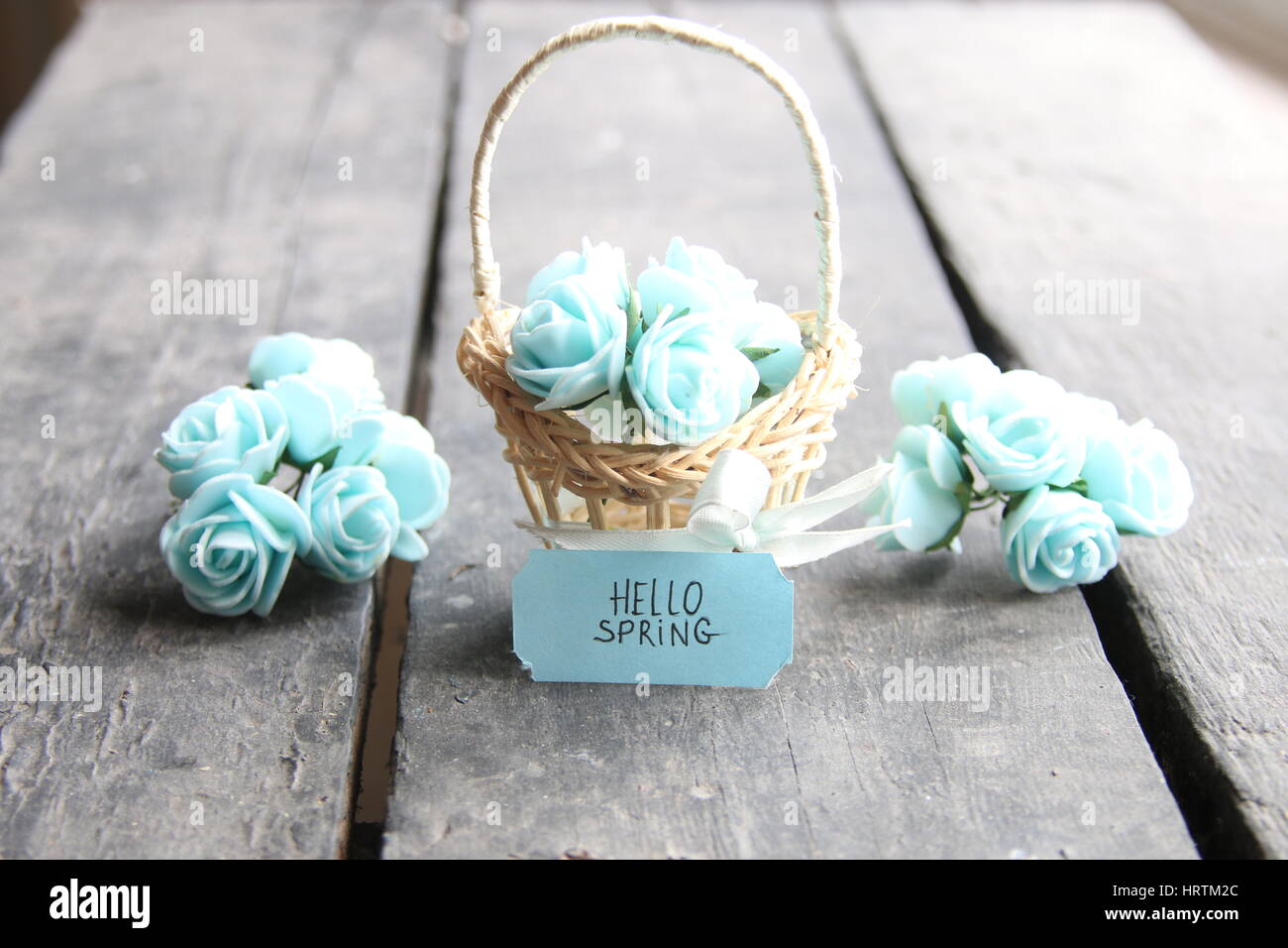 Strauß Frühlingsblumen in Korb, Hallo Frühling Stockfoto