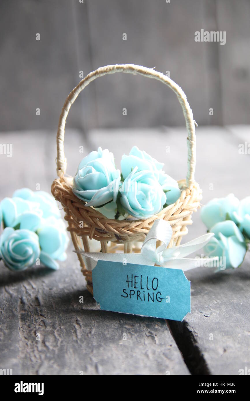 Strauß Frühlingsblumen in Korb, Hallo Frühling Stockfoto