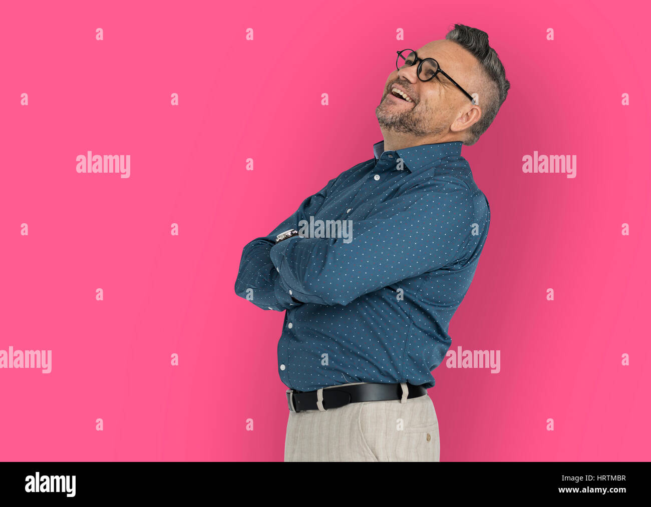 Kaukasischen Mann lächelnd Gelenkarme Stockfoto