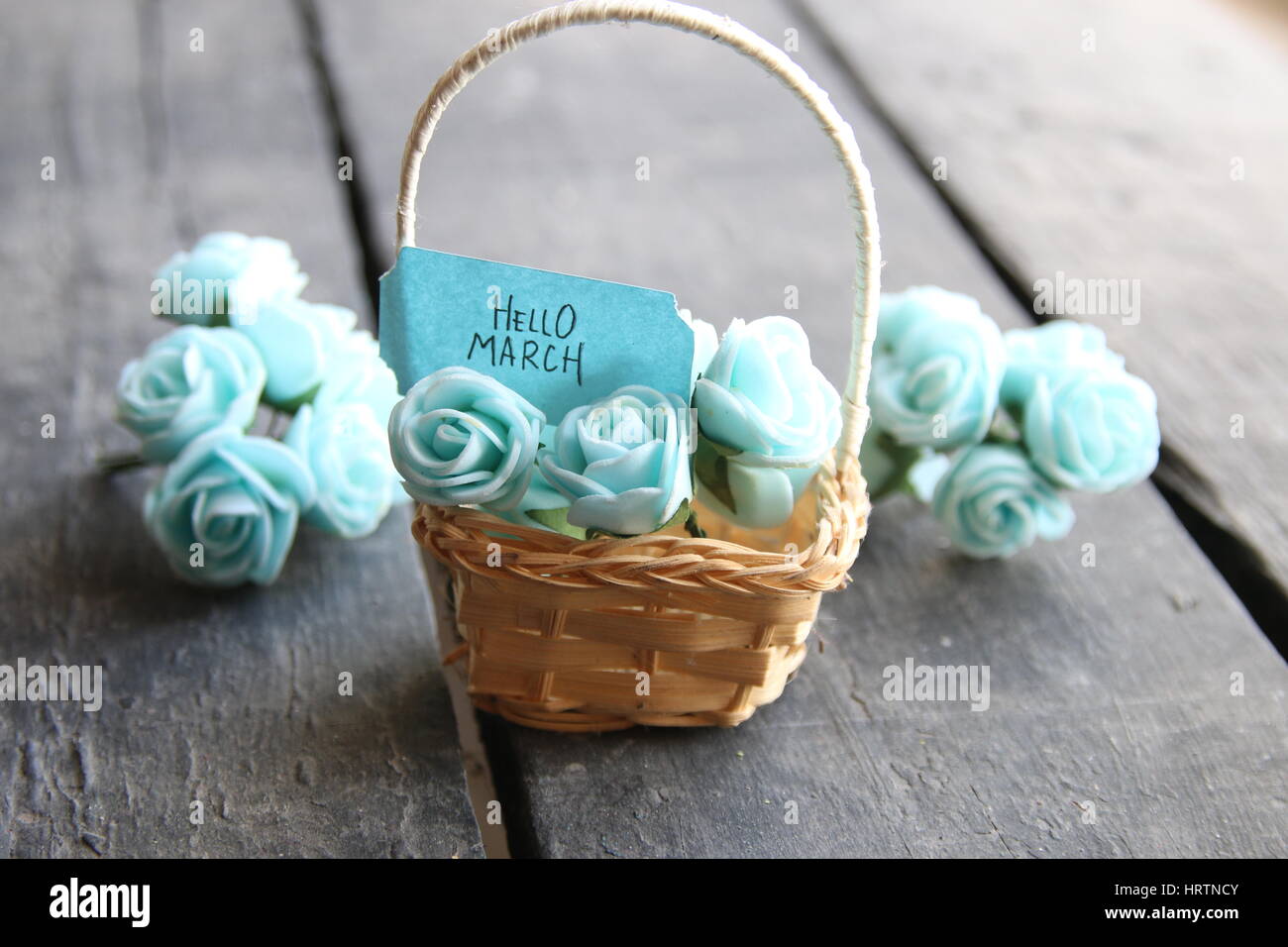 Hallo März. Label und schönen Korb mit Rosen auf Vintage Tisch Stockfoto
