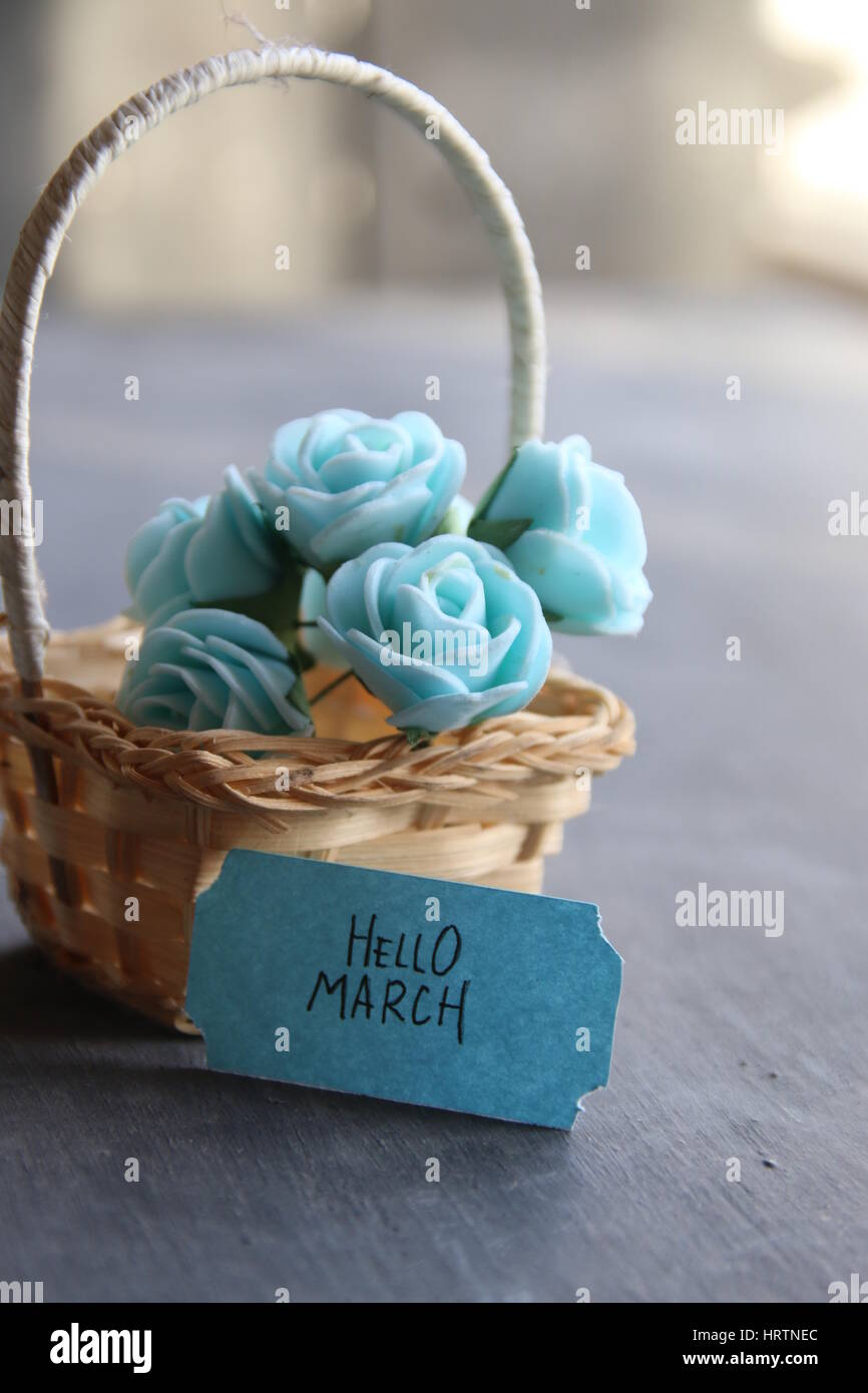 Hallo März. Label und schönen Korb mit Rosen auf Vintage Tisch Stockfoto