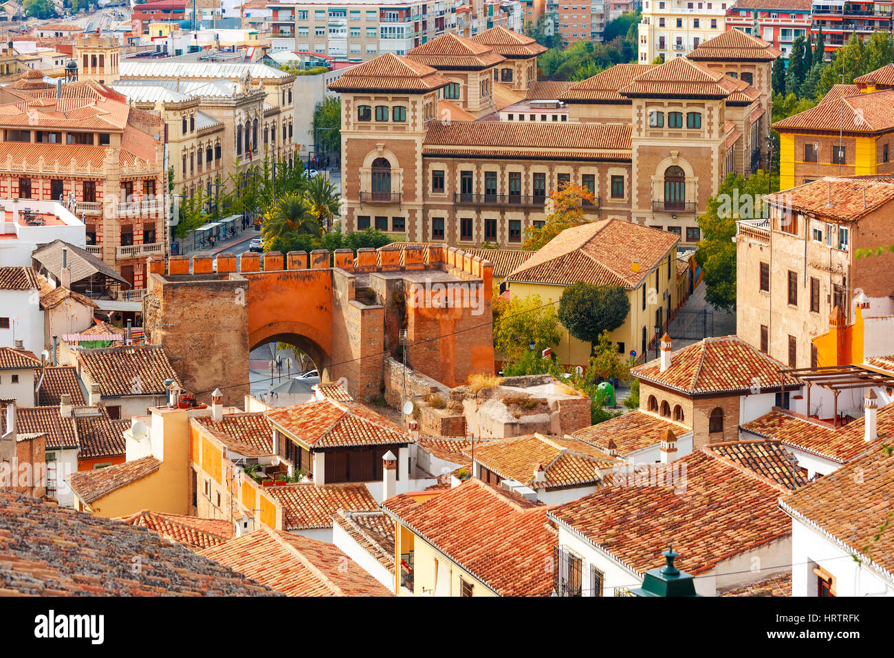 Blick von der Aussichtsplattform Mirador De La Lona von der Altstadt entfernt, Triumphal Square und das Stadttor Puerta de Elvira, Granada, Andalusien, Spanien Stockfoto