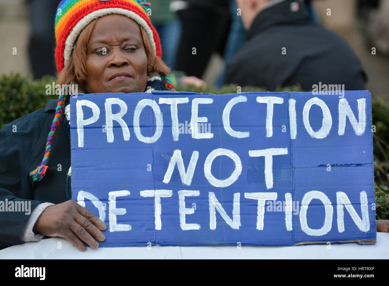 Frau hält eine Plakat-Lesung: "Schutz nicht gegen Inhaftierung" während der Anti-Trump & Anti-Austritt zu protestieren in London Stockfoto