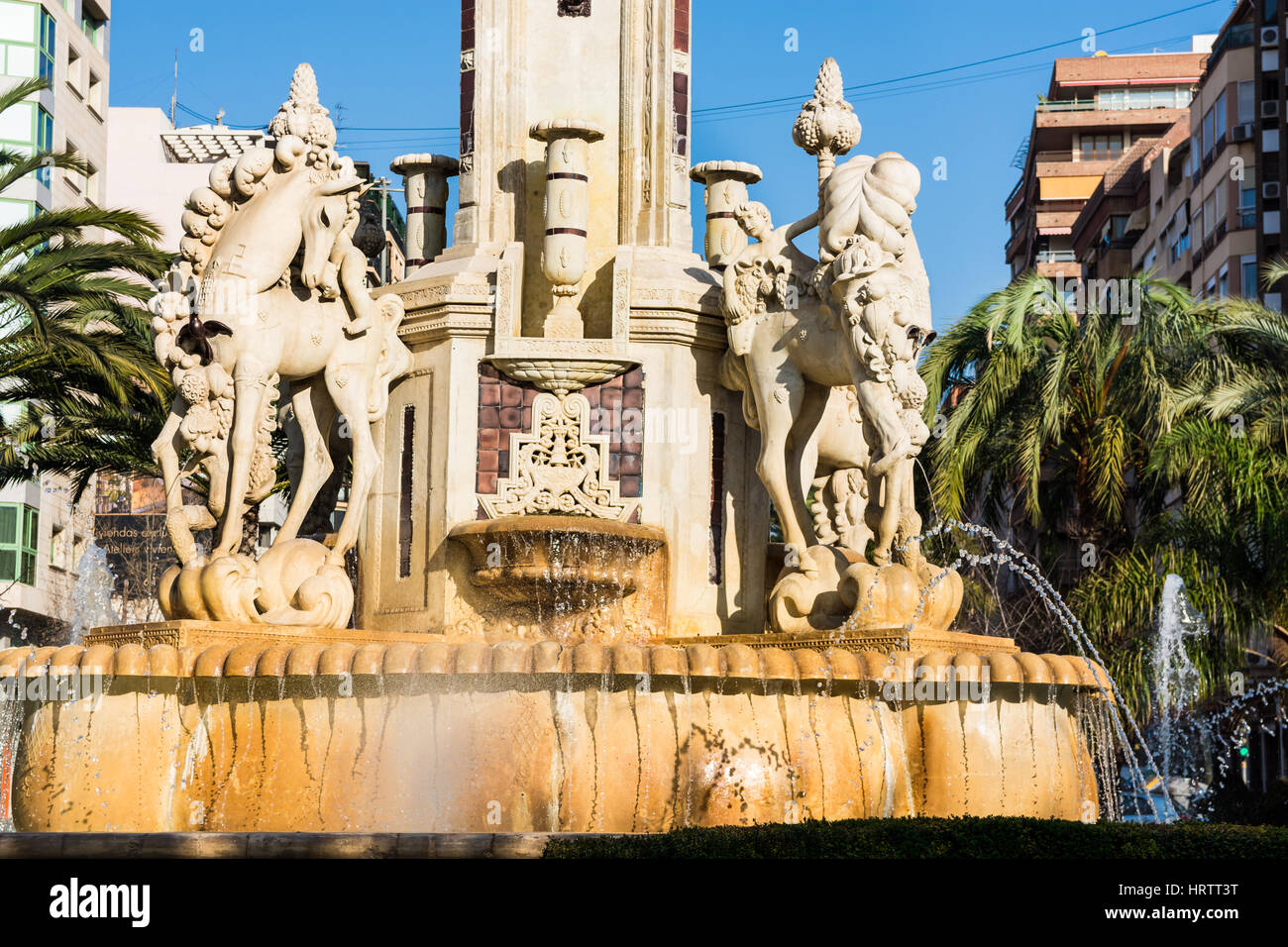 Fuente de Levante-Denkmal auf dem Plaza de Luceros Square in Alicante, Touristenattraktion, Vorderansicht, Closeup auf Skulptur Details, 2017 Stockfoto