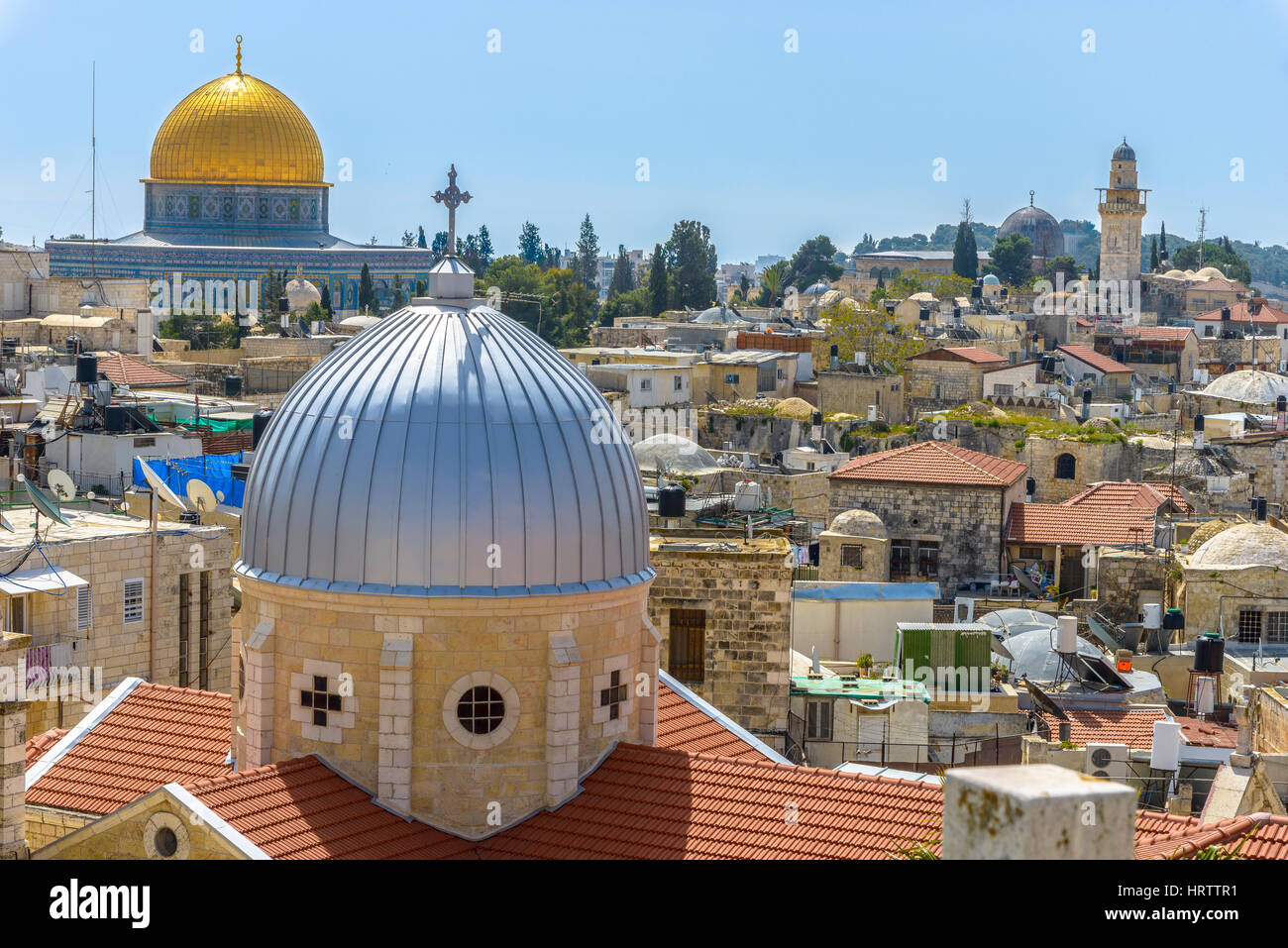 Ein Blick auf n Dächer der Altstadt von Jerusalem. Graue Kuppel der Frauenkirche von der Krampf (armenische Kirche) und die goldene Kuppel des Felsens. Stockfoto
