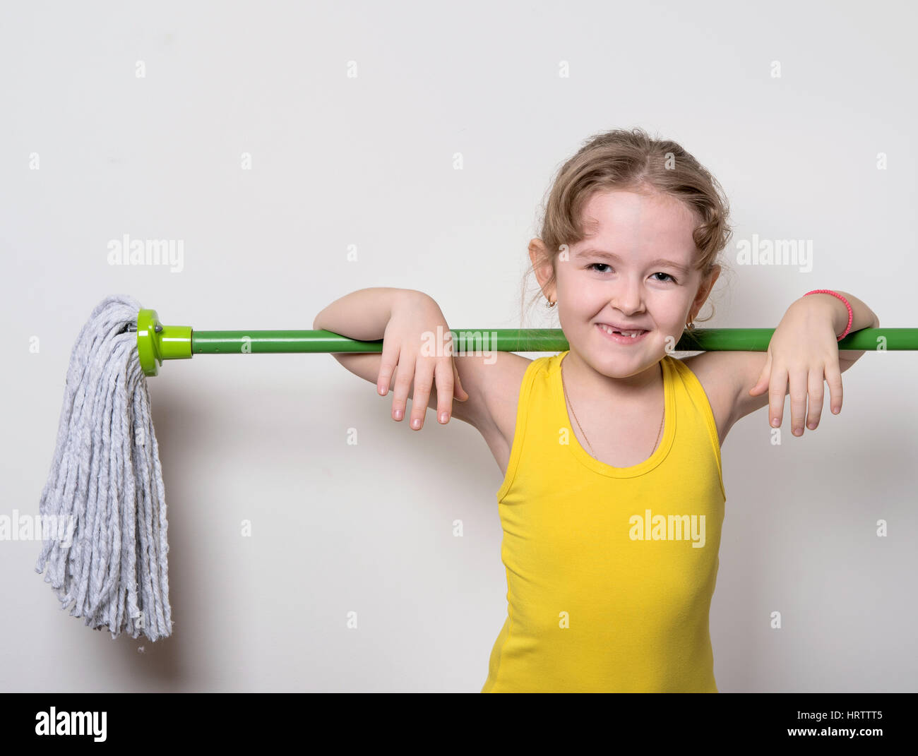 glücklich kleiner Helfer MOP Stockfoto