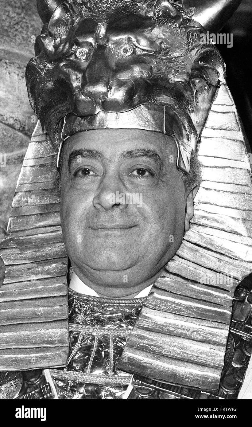 Mohamed Al Fayed, Vorsitzender des Kaufhaus Harrods, Posen in alten ägyptischen Kostüm bei einem Foto rufen an Knightsbridge in London, England am 4. Juni 1991. Stockfoto