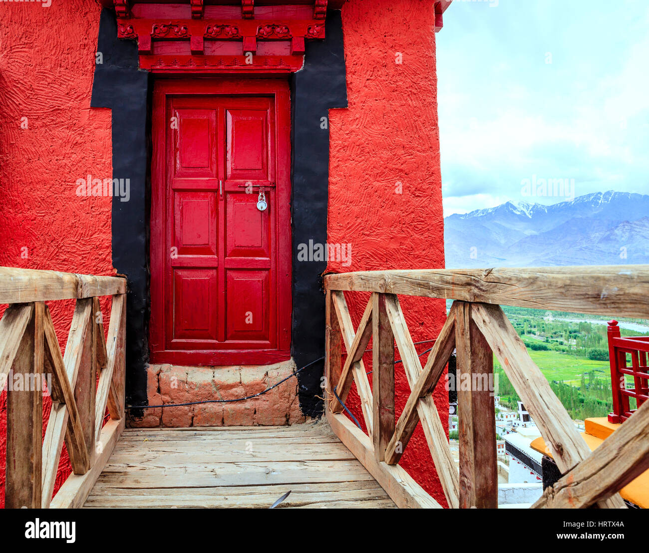 Brücke und eine Tür in einem buddhistischen Kloster in Ladakh, Kaschmir, Indien Stockfoto