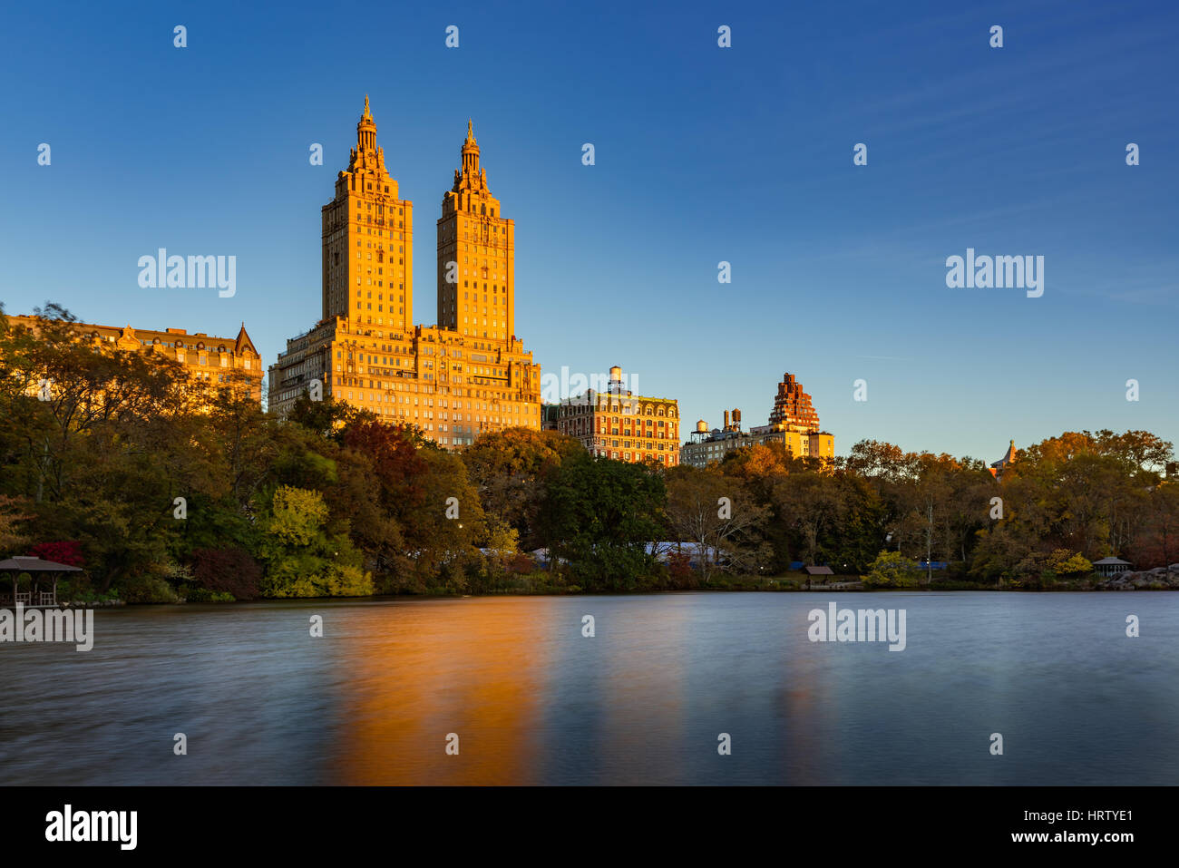 Sonnenaufgang am Upper West Side Building und Central Park Lake. Manhattan, New York City Stockfoto
